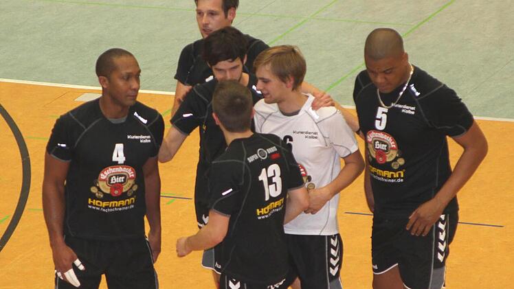 Spielertrainer Heriberto Quero (links, daneben Sebastian Richter, Jens Werner, Kai Naumann, Maximilian Kolbe und Kenneth Blanca) und der VC Eltmann gehen zuversichtlich in die Saison der Dritten Liga, die am 5. Oktober beginnt.