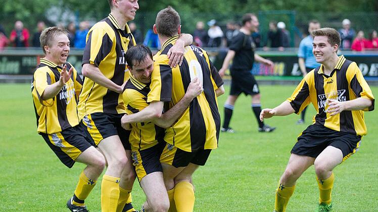 SV Gifting - FC U/Oberrodach: Jubel beim SV Gifting - soeben hat Alexander Amon (rechts) den Führungstreffer, der sich später als das "goldene Tor" erweist, erzielt.  Foto: Heinrich Weiß