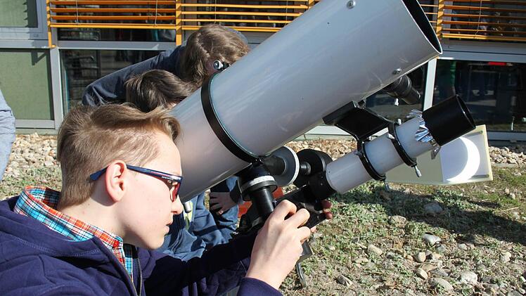 Mit Hilfe eine Teleskopes rückt die Sonnenfinsternis am EGF ganz nahe. Foto: Michael Memmel