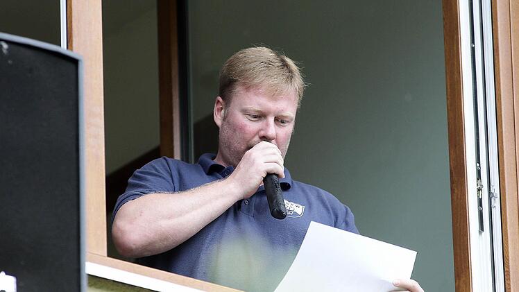 Hat aus seinem Fenster im Sportheim beste Sicht: Stadionsprecher Oliver Teufel  Foto: sportpress