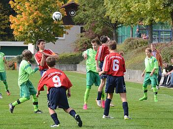 Hoch her ging es beim Tag des Jugendfußball der JFG Oberes Werntal. Unser Bild stammt aus der U-15-Begegnung gegen die zweite Mannschaft des TSV Großbardorf (in grün). Foto: Jürgen Schmitt