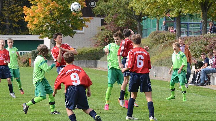 Hoch her ging es beim Tag des Jugendfußball der JFG Oberes Werntal. Unser Bild stammt aus der U-15-Begegnung gegen die zweite Mannschaft des TSV Großbardorf (in grün). Foto: Jürgen Schmitt