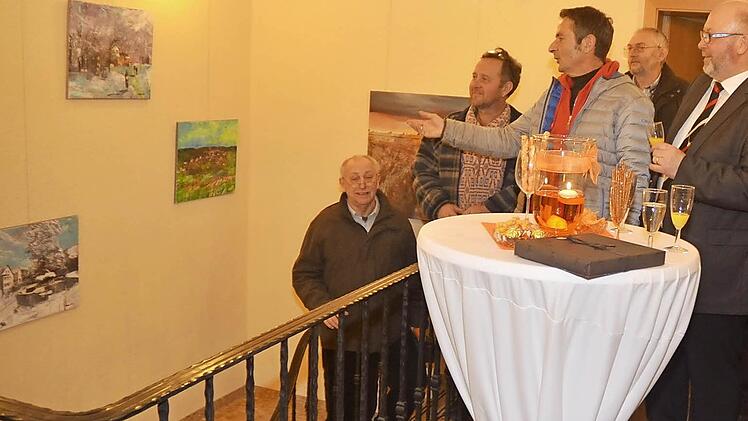 Kunstmaler Martin Ludwig (3. v. l.) führte selbst in seine Ausstellung "Bilder der Gemeinde Weißenbrunn" ein - mit im Bild ist Bürgermeister Egon Herrmann (r.).  Foto: K.- H. Hofmann