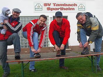 Oskar (der vermutlich noch nicht wandern wird), Heiko Heim, Marco Langguth, Dieter Rother und Helmut Treubert (von links) haben die Wanderschuhe schon geschnürt und sind für die morgen anstehende Silvesterwanderung in Tambach gerüstet. Foto: Berthold Köhler
