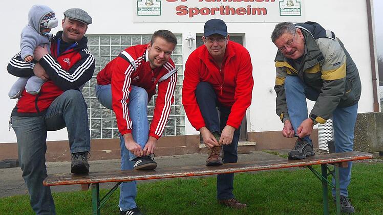 Oskar (der vermutlich noch nicht wandern wird), Heiko Heim, Marco Langguth, Dieter Rother und Helmut Treubert (von links) haben die Wanderschuhe schon geschnürt und sind für die morgen anstehende Silvesterwanderung in Tambach gerüstet. Foto: Berthold Köhler