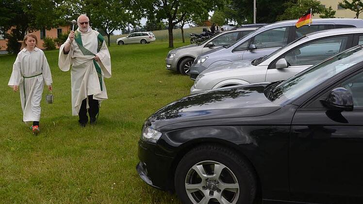 Pfarrer Stefan Hartmann erbat in Waldfenster Gottes Segen fpür die Fahrzeuge. Foto: Peter Rauch