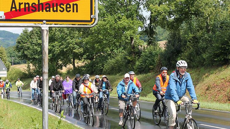 Eine der vielen Demonstrations-Touren der Interessengemeinschaft Radweg Arnshausen. Hier im Frühling 2011.  Foto: Archiv