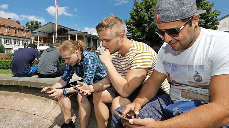 Auch Max, Lucas und Tolga (von links) spielen im Rosengarten Geyerswörth Pokémon Go. Foto: Matthias Hoch