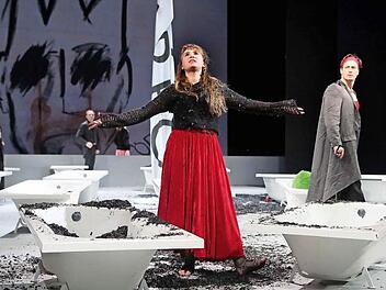 Antigone (Anne Rieckhof) ist nicht minder maßlos als Kreon (Nils Liebscher). Starkes Schauspiel bieten in Coburg auch die anderen Schauspieler. Fotos: Henning Rosenbusch