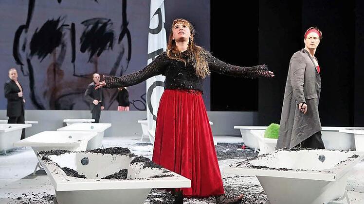 Antigone (Anne Rieckhof) ist nicht minder maßlos als Kreon (Nils Liebscher). Starkes Schauspiel bieten in Coburg auch die anderen Schauspieler. Fotos: Henning Rosenbusch