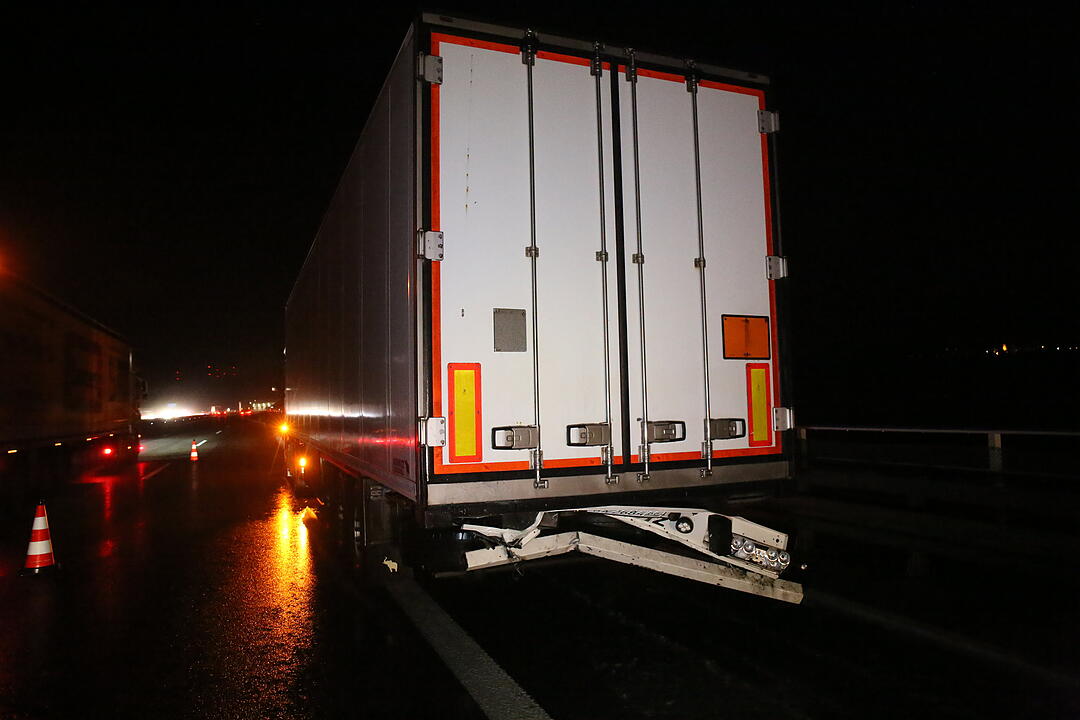 Tödlicher Unfall auf A9: Autos krachen  in Unfallstelle – Mann von Brücke geschleudert