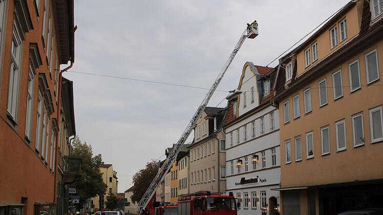 Feuerwehreinsatz am Oberen B&uuml;rgla&szlig; in Coburg: Ausl&ouml;ser war nach ersten Angaben der Polizei ein Kaminbrand. Foto: Jochen Berger