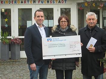 Die Weihnachtsüberraschung für den Kindergarten Fuchsstadt übergaben René Gerner (links) und Bürgermeister Peter Hart (rechts) an die Stellvertretende Leiterin Petra Hamak.  Foto: Winfried Ehling