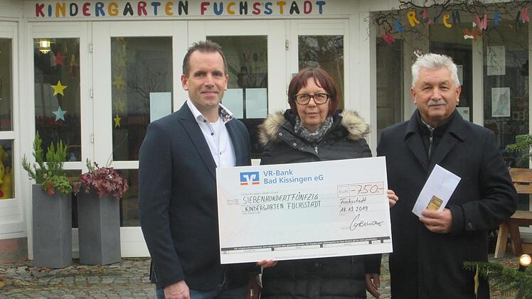 Die Weihnachtsüberraschung für den Kindergarten Fuchsstadt übergaben René Gerner (links) und Bürgermeister Peter Hart (rechts) an die Stellvertretende Leiterin Petra Hamak.  Foto: Winfried Ehling