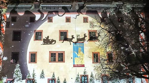 Santa Claus f&auml;hrt im Rentierschlitten durch die k&uuml;nstliche Welt.