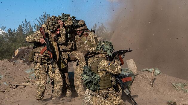 Ukraine-Krieg - ukrainische Soldaten trainieren