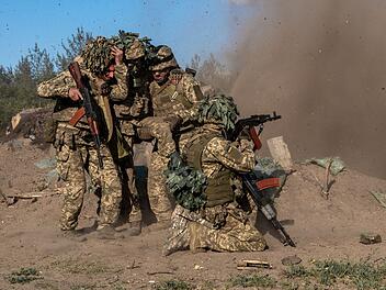 Ukraine-Krieg - ukrainische Soldaten trainieren