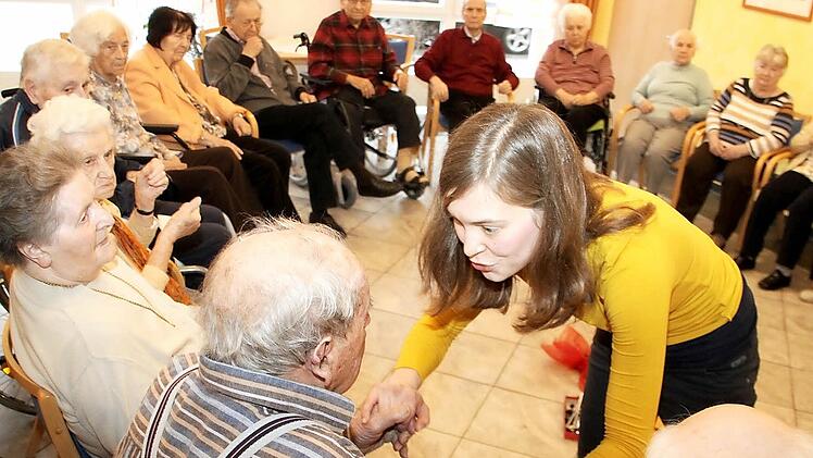 Lisa Stenglein motiviert jeden einzelnen Senior zum Mitmachen.