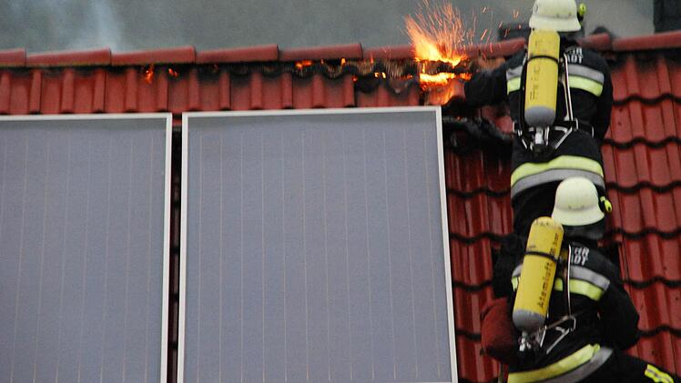 Feuerwehrmänner versuchen den Brandherd von außen zu erreichen. Fotos: Wolfgang Schwarz