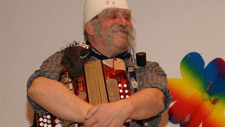 Darf beim Eltmanner Seniorenfasching nicht fehlen: der frühere Stadtpfarrer Siegfried Vogt