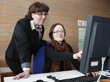 Rike Straub (links) im Gespräch mit der Generationenbeauftragten Sina Wicht. Foto: Matthias Hoch