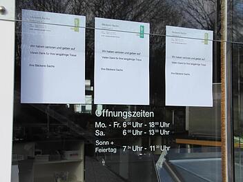 Mit diesem Aushang verabschiedeten sich die Bäckerei-Inhaber von den Kunden. Auch solchen, die sie bis Montag noch beliefert hatten. Foto: Ralf Kestel