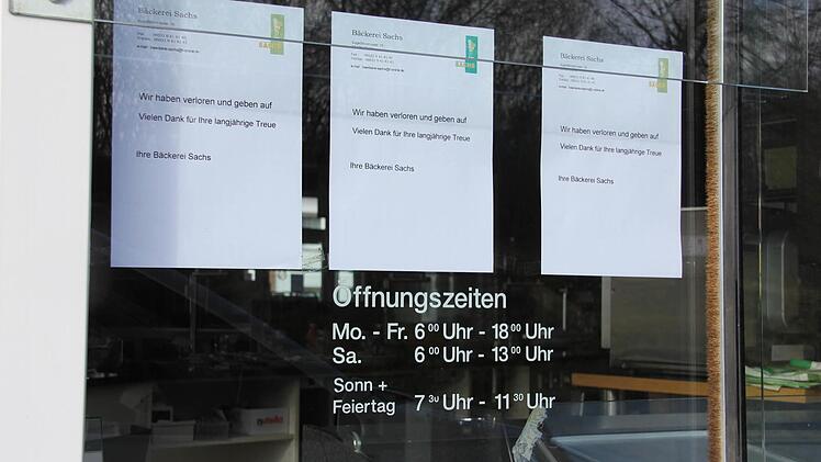 Mit diesem Aushang verabschiedeten sich die Bäckerei-Inhaber von den Kunden. Auch solchen, die sie bis Montag noch beliefert hatten. Foto: Ralf Kestel