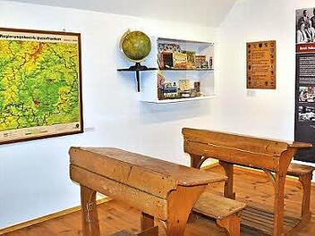 Um das Schulleben von einst geht es in der Ausstellung zum Saisonauftakt im Fränkischen Freilandmuseum Fladungen. Foto: Friedrich