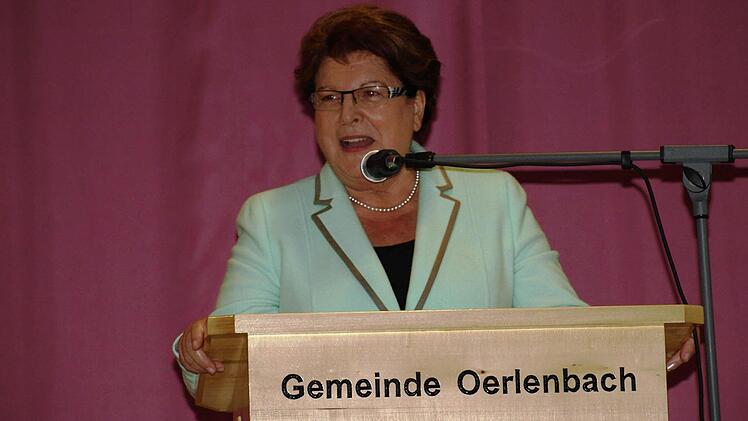 Bei den 16. Oerlenbacher Gesprächen fesselte Landtagspräsidentin Barbara Stamm in ihrem Referat zum Bürgerengagement als Grundlage einer lebendigen Demokratie die über 200 Besucher im Pfarrsaal.  Foto: Stefan Geiger