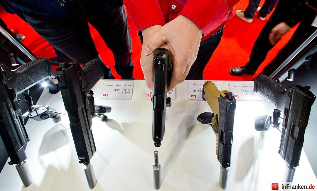 Ein Besucher der Jagd- und Sportwaffenmesse IWA OutdoorClassics in Nürnberg (Bayern) hält am 04.03.2016 eine Handfeuerwaffe (HK45) des deutschen Herstellers Heckler und Koch in der Hand. Auf der IWA präsentieren bis 7. März mehr als 1400 Aussteller Jagd- und Sportwaffen, Munition, Messer, Outdoor-Bedarf und Zubehör. Foto: Daniel Karmann/dpa
