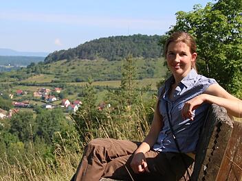 Aglaia Abel bei einer Begehung der Magerrasen oberhalb von Sulzthal, hinten der Haarberg. Foto: Ralf Ruppert