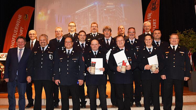 Beim Kommersabend anlässlich des 150-jährigen Bestehens der Freiwilligen Feuerwehr Haßfurt wurden langjährige Mitglieder der Feuerwehren aus dem ganzen Stadtgebiet gehrt. Unser Bild zeigt (vorne von links) Staatssekretär Gerhard Eck, den Kommandanten Martin Volpert, den Zweiten Kommandanten Thomas Kainz, Günter Wächter, Manfred Appold, Kai Steigmeier und Kreisbrandinspektor Peter Pfaff, (dahinter von links) Landrat Wilhelm Schneider, Christian Thein, Axel Müller, Holger Helas, Kreisbrandrat R...