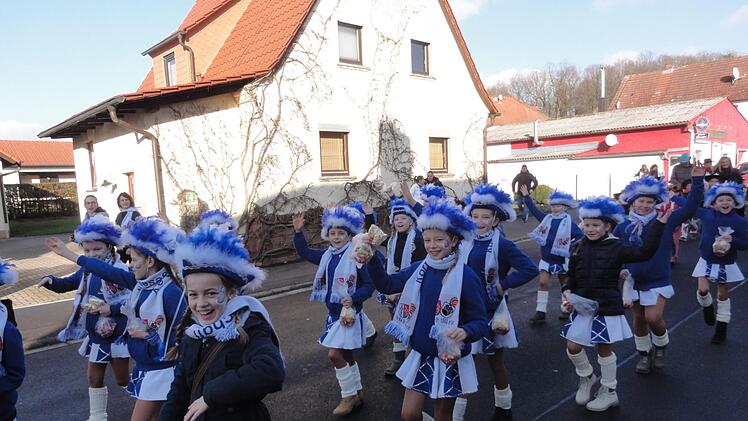 Ein Faschingsumzug nur für Kinder, organisiert vom FC Viktoria in Poppenroth. Wolfgang Wimmel