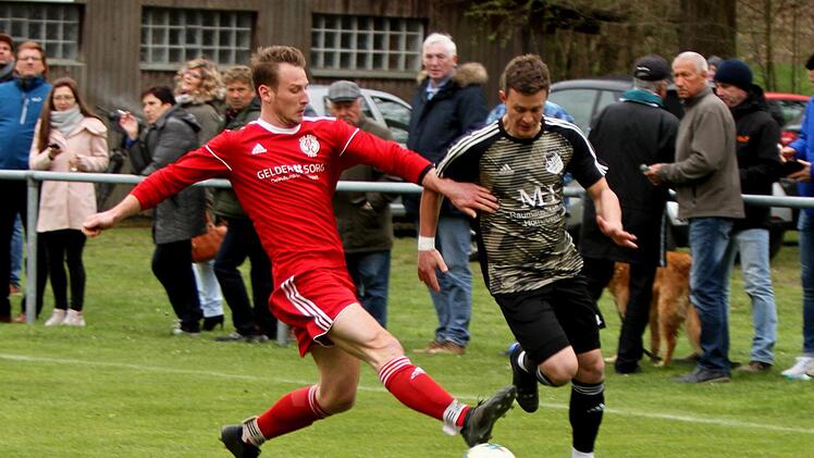 Krums 1:0-Torschütze Jonas Schmitt (links) im Zweikampf mit dem Dampfacher Michael Bock. Foto: Günther Geiling