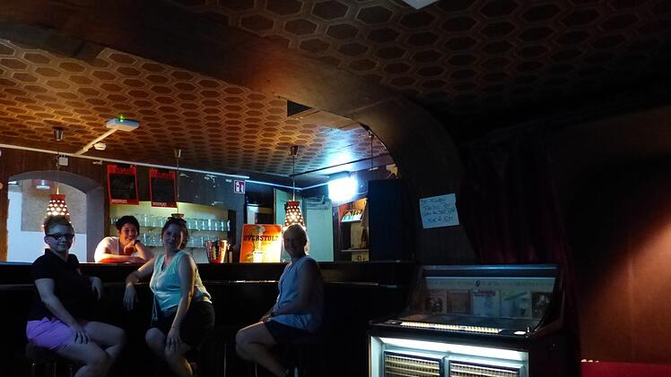 Die alte Musikbox in der Kellerbar steht noch im "Schwarzen Anboss" in Hausen. Foto: Pauline Lindner