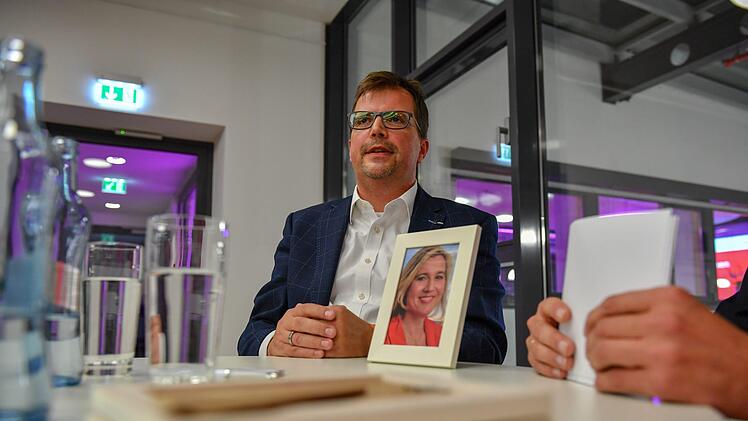 Und auch die Zusammenarbeit mit Gesundheitsministerin Melanie Huml (kleines Bild) lobte Lange. Foto: Ronald Rinklef