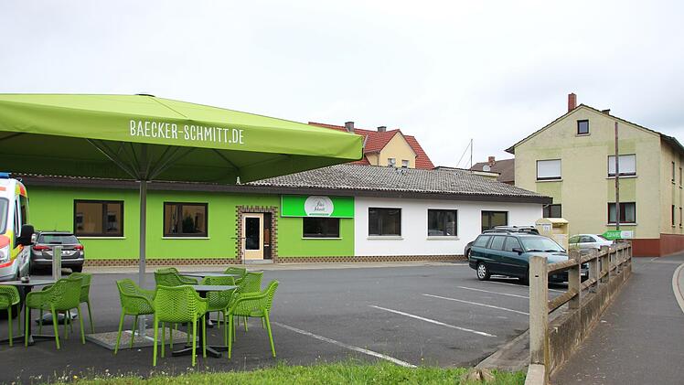 Seit längerem verkauft die Bäckerei Schmitt in Nüdlingen aus einem Container auf dem Gelände der ehemaligen Gaststätte "Zur grünen Au", jetzt möchte sie in das Gebäude ziehen.