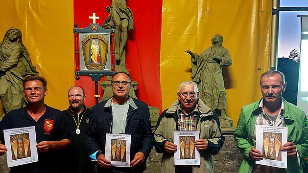 Ehrungen f&uuml;r langj&auml;hrige Wallfahrten (vorne von links): Franz-Josef Scheller (40 Jahre), Peter Kotitschke (25 Jahre), Paul Uebel (40 Jahre), Albin M&uuml;tzel (40 Jahre) sowie (hinten mit Wallfahrtsbild) Klaus Kippes.
