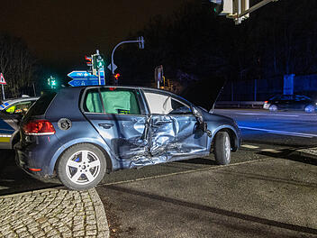 Unfall kurz vor A73: Kleintransporter kracht Golf in die Seite: Drei Verletzte