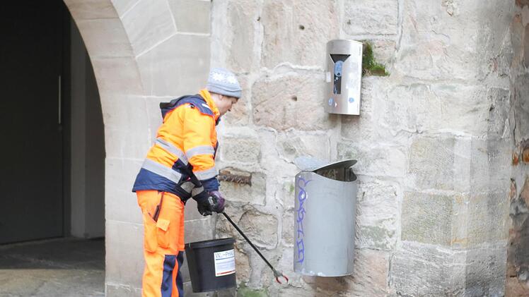 In der Coburger Fu&szlig;g&auml;ngerzone gibt es 117 M&uuml;lleimer. Trotzdem landet der Unrat h&auml;ufig daneben.