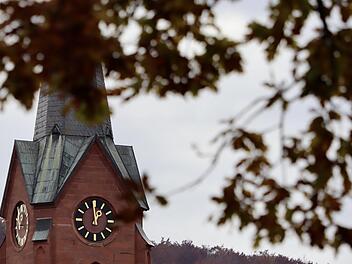 Der Turm der katholischen Pfarrkirche St. Johannes der Täufer in Euerdorf: Eine Kirchenführung steht am 23. Oktober auf dem Programm der Volkshochschule Euerdorf.
