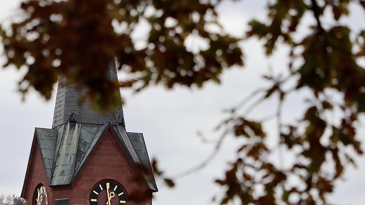 Der Turm der katholischen Pfarrkirche St. Johannes der Täufer in Euerdorf: Eine Kirchenführung steht am 23. Oktober auf dem Programm der Volkshochschule Euerdorf.