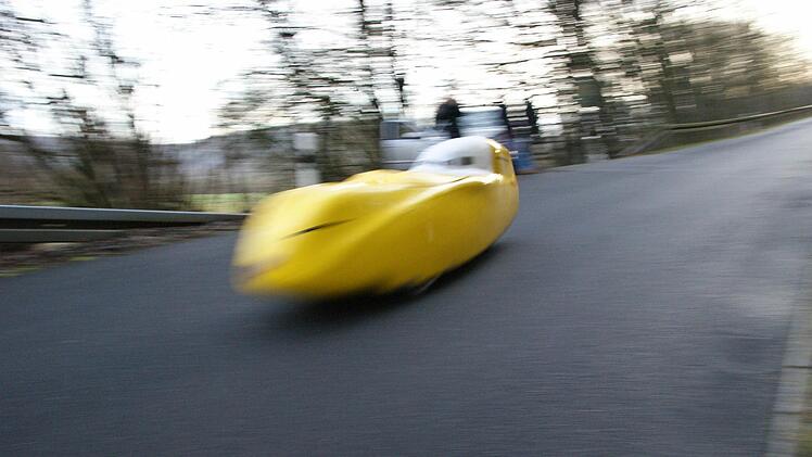 Ein Velomobil rauscht den Hügel auf der Ortsverbindungsstraße von Elfershausen nach Aura runter. Fotos: Arkadius Guzy