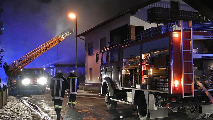 Zu einem Brand mit wohl hohem Sachschaden kam es in der Nacht zum Dienstag in dem Königsberger Stadtteil Hellingen.Alle Fotos: Brigitte Krause