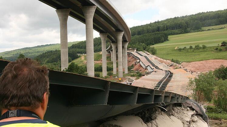 Neue Sinntalbrücke, alte Sinntalbrücke am Boden