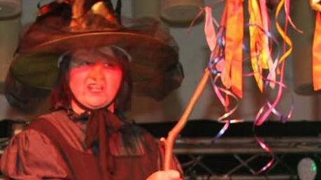 Die böse Hexe (Rosi Walther) hasst Weihnachten. Foto: Sonja Adam