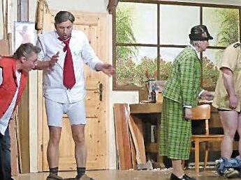 Eine Szene aus dem Stück "Die unglaubliche Geschichte vom gestohlenen Stinkerkäs", die die Theatergruppe des BSC Tauperlitz am Samstag, 11. April, in der Frankenwaldhalle in Grafengehaig aufführt. Lokalmatador Andreas Greim aus Marktleugast in der Hauptrolle. Foto: Klaus-Peter Wulf