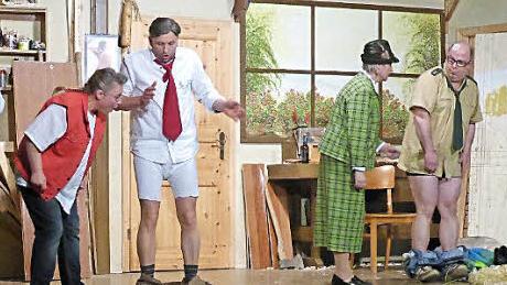 Eine Szene aus dem Stück "Die unglaubliche Geschichte vom gestohlenen Stinkerkäs", die die Theatergruppe des BSC Tauperlitz am Samstag, 11. April, in der Frankenwaldhalle in Grafengehaig aufführt. Lokalmatador Andreas Greim aus Marktleugast in der Hauptrolle. Foto: Klaus-Peter Wulf