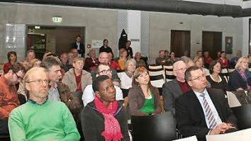 Interessiert verfolgten die Zuhörer in der Kulturfabrik die Diskussion über die Stadt-Umland-Bahn. Foto: Evi Seeger