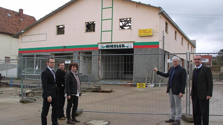 Sie freuen sich über den Abschluss des Kaufvertrags (von rechts): Vorsitzender des Regens-Wagner-Stiftungs-Vorstands Rainer Remmele, Bürgermeister Bernhard Storath, die Burgkunstadter Gesamtleiterin Sabine Schubert, Geschäftsführende Beamtin Kathrin Lienert und Notar Christian Fackelmann. Foto: Matthias Einwag